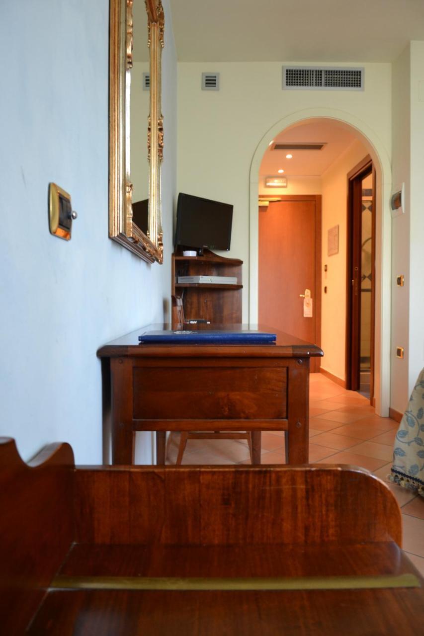 Villa Luigi Hotel & Restaurant Nuova Gestione Villa Rosa Di Martinsicuro エクステリア 写真
